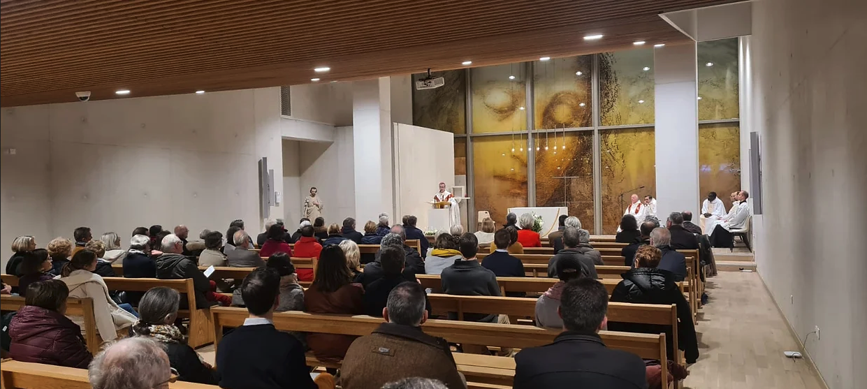 Messe célébrée dans une église à Lyon sonorisée par Leveque Acoustique