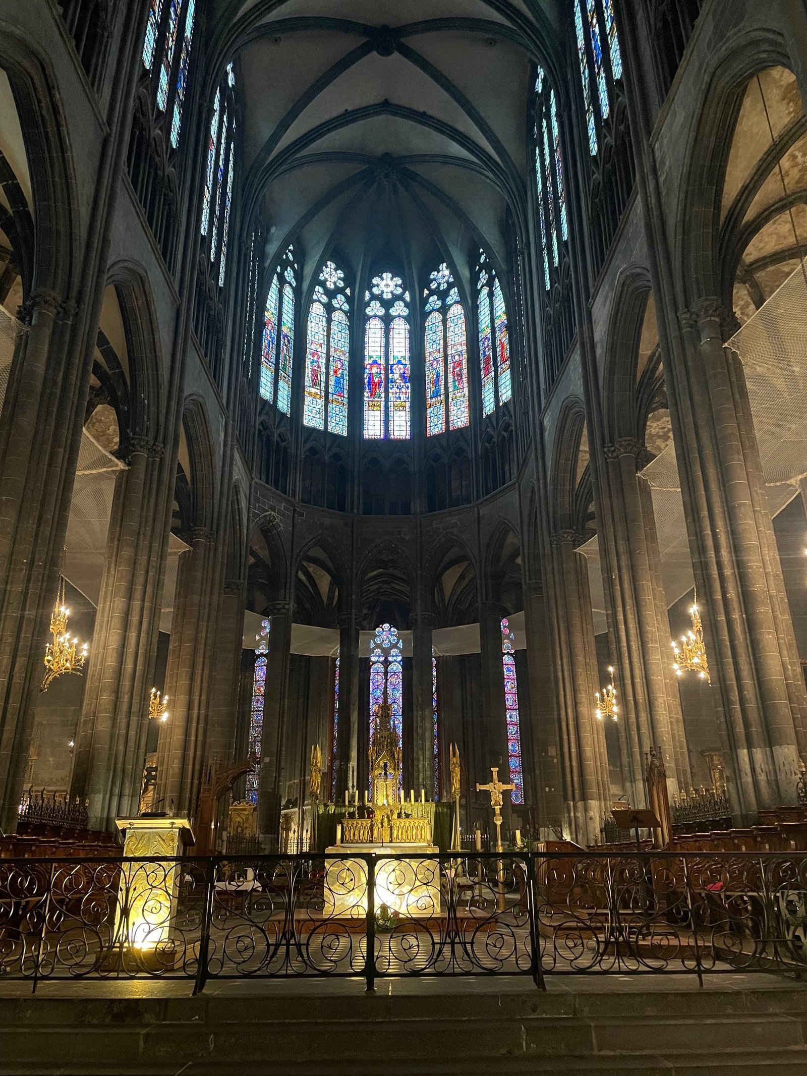 Intérieur d'une cathédrale gothique avec chœur, vitraux et arches en pierre - lieu de culte sonorisé par Leveque Acoustique